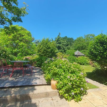 Grande maison en pierre, calme, jardin arboré. Roz-Landrieux Esterno foto