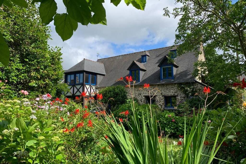 Grande maison en pierre, calme, jardin arboré. Roz-Landrieux Esterno foto