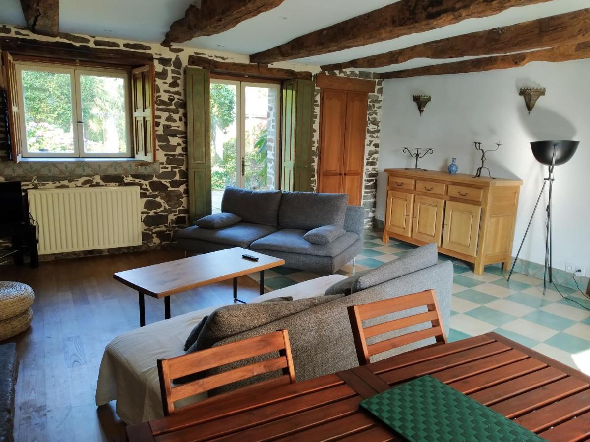 Grande maison en pierre, calme, jardin arboré. Roz-Landrieux Esterno foto