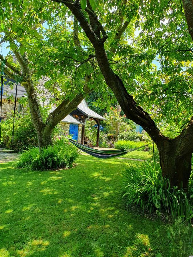 Grande maison en pierre, calme, jardin arboré. Roz-Landrieux Esterno foto