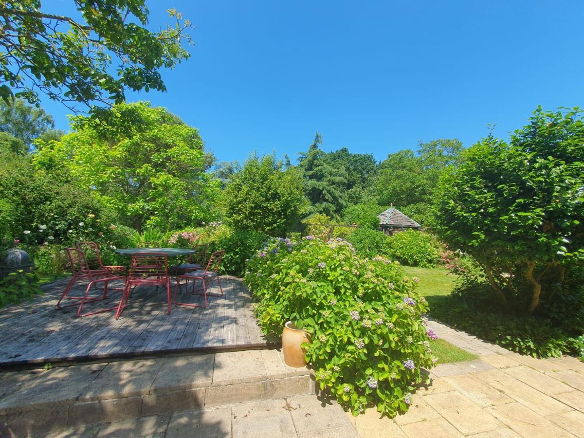 Grande maison en pierre, calme, jardin arboré. Roz-Landrieux Esterno foto