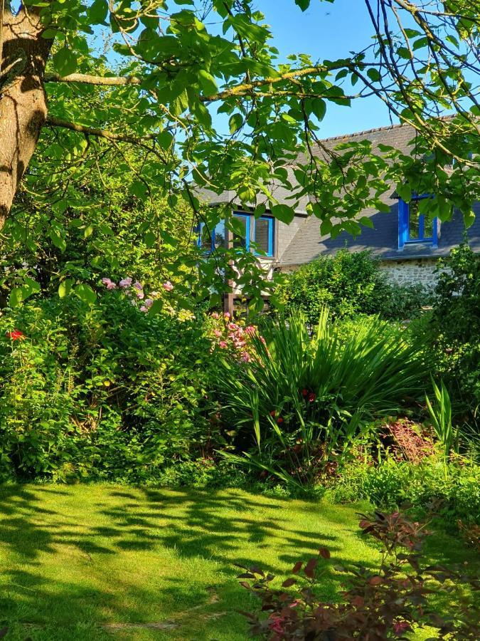 Grande maison en pierre, calme, jardin arboré. Roz-Landrieux Esterno foto