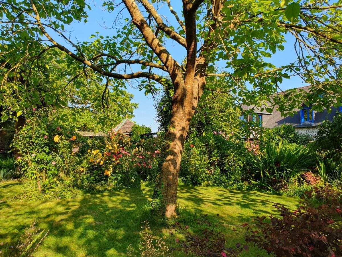 Grande maison en pierre, calme, jardin arboré. Roz-Landrieux Esterno foto