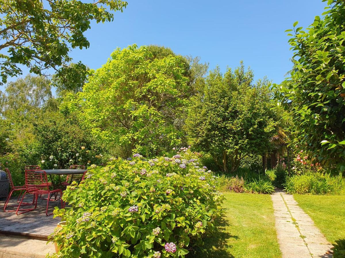 Grande maison en pierre, calme, jardin arboré. Roz-Landrieux Esterno foto